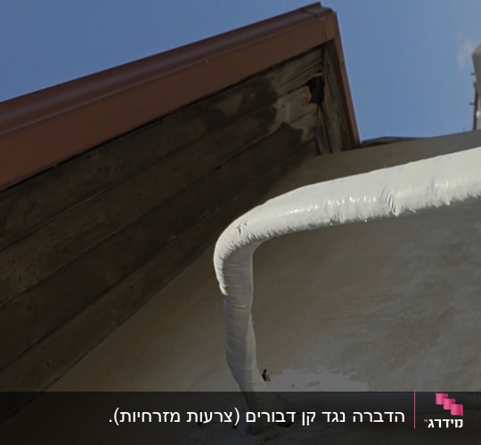 צינור על קיר חיצוני עם תיקון טיח